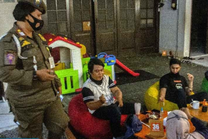 Langgar Prokes, Tiga Pelaku Usaha di Palu Disanksi Beri Makan Anak Yatim