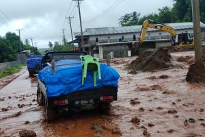 Jalan Poros Sulteng-Sultra Terhalang Lumpur Tambang PT CBP