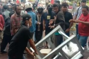 Unjuk Rasa Mosi Tidak Percaya DPRD Touna Berakhir Ricuh