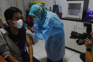 Giliran Wartawan di Palu Disuntik Vaksin Covid-19