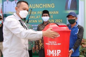 PT IMIP Bantu Tempat Sampah di Kecamatan Bumi Raya