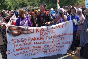 Tuntut Kepastian Huntap dan Stimulan, Serikat Loli Raya Donggala Blokade Jalan Trans Sulawesi