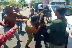 Aksi Demo Kinerja Pansus Covid-19 di Touna Berakhir Baku Pukul