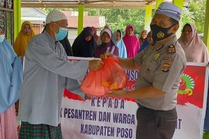 Operasi Madago Raya di Poso Bagikan Paket Bantuan Sembako