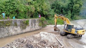 Dukung Aktifitas Petani, Dinas PUPRP Parigi Moutong Bersihkan Tumpukkan Material di Bendungan