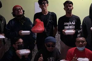 Komunitas Pemuda di Poso Ini Bagikan Paket Makanan Sahur