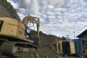 Sebuah Truk Terguling Akibat Longsor, Jalur Kebun Kopi Putus Total