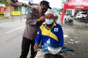 Polsek Toili Berikan Edukasi Pentingnya Prokes Lewat Operasi Yustisi