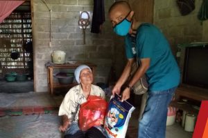Wartawan di Morowali Berbagi Paket Lebaran ke Kaum Dhuafa