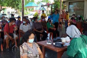 Warga Lansia di Palu Antusias Jalani Vaksinasi Covid-19