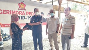 Tarik Minat Warga untuk Vaksin, Partai Gerindra Bagi Sembako