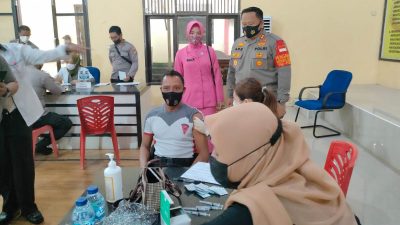 Personel Polres Morut dan Bhayangkari Diberi Vaksinasi Booster