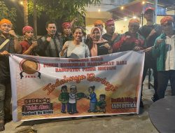 Pemuda FKMK Bagi Makanan Sahur untuk Warga di Parigi