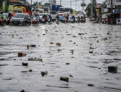 Banjir di KM 8 Jakarta-Serpong Capai 80 Sentimeter