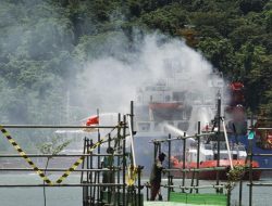 Puluhan Keluarga Diungsikan Akibat Kebakaran Kapal di Cilacap