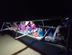 Dua Balita Terdampak Banjir di Parimo Dievakuasi di Perahu