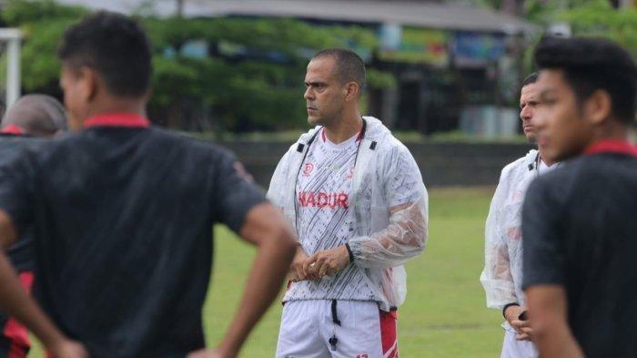 Pelatih Madura United FC Ajukan Pengunduran Diri