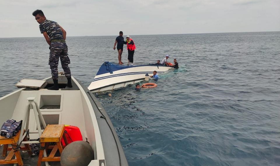 Speed Boat Bupati Morowali Terbalik di Perairan Tanjung Batu