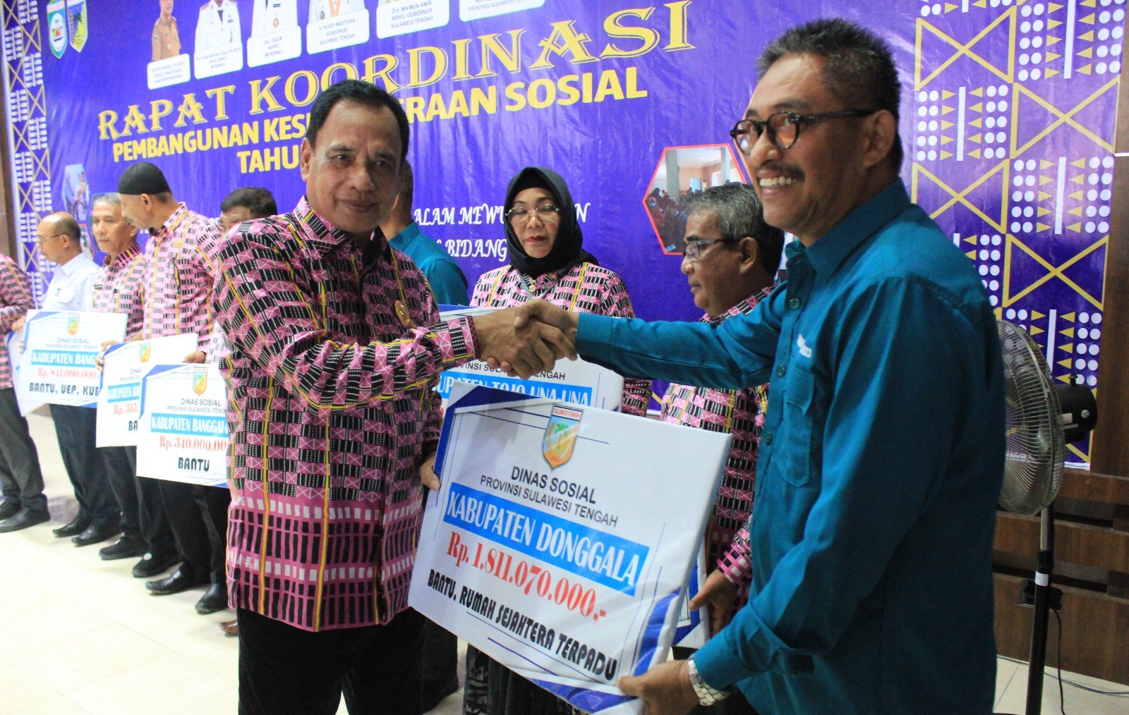 Wagub Sulteng Salurkan Bantuan Sosial