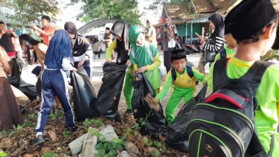 Jalan Bersama Sambil Pungut Sampah Rangkaian HPSN di Sigi