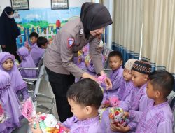 Siswa dan Siswi PAUD di Banggai Belajar Mengenal Profesi Polri