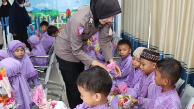 Siswa dan Siswi PAUD di Banggai Belajar Mengenal Profesi Polri
