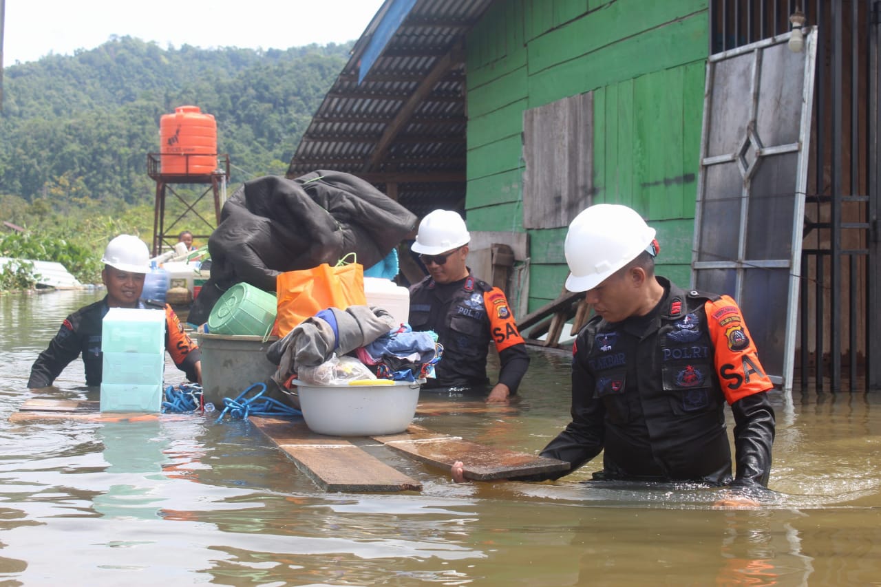 Brimob Polda Sulteng Bantu Warga Terdampak Banjir