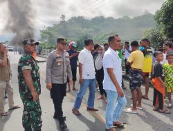 Buntut Kasus Pengeroyokan, Warga di Banggai Blokade Jalan