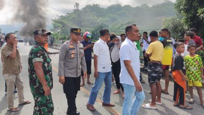 Buntut Kasus Pengeroyokan, Warga di Banggai Blokade Jalan