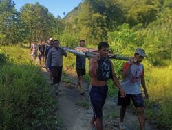 Warga dan Polisi di Banggai Evakuasi Jenazah Nenek 73 Tahun