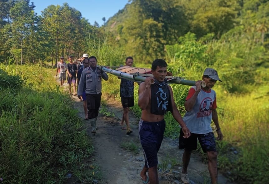 Warga dan Polisi di Banggai Evakuasi Jenazah Nenek 73 Tahun