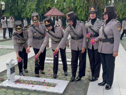 HUT ke-75, Polwan Polda Sulteng Ziarah ke Makam Pahlawan