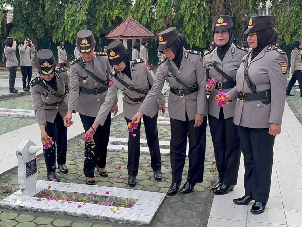 HUT ke-75, Polwan Polda Sulteng Ziarah ke Makam Pahlawan
