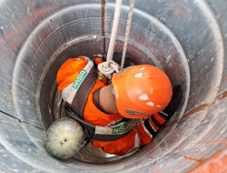 Rescuer Basarnas Palu Latihan Penyelamatan di Ruang Terbatas