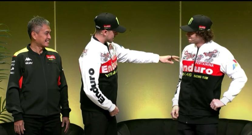 Valentino Rossi Pakai Jaket Bernuansa Bendera Indonesia Saat Launching Tim VR46 di Italia