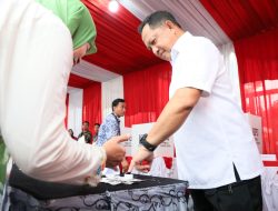 Kali Pertama Mendagri Tito Berikan Hak Pilih di Pemilu 2024