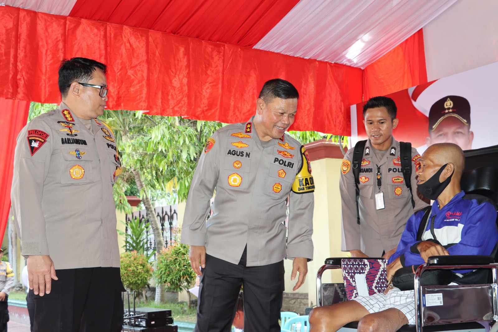 Kapolda Sulteng Bagikan Sembako dan Kursi Roda Bagi Penyandang Disabilitas