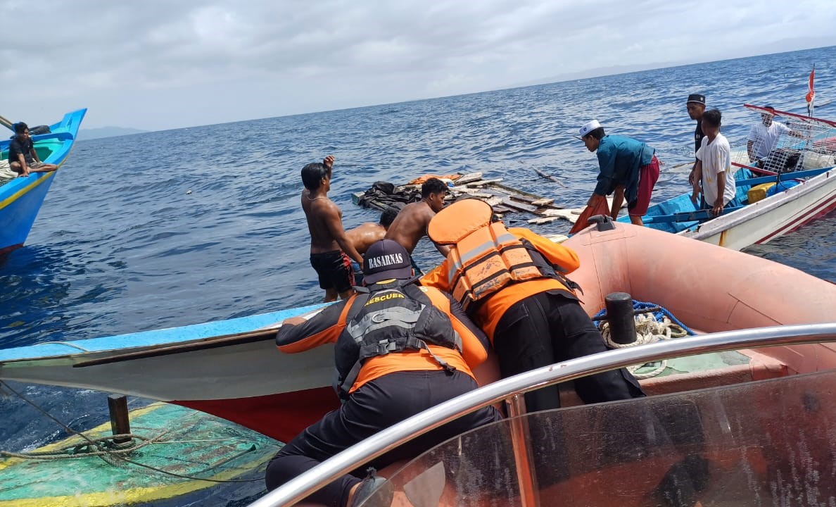 Tim SAR Evakuasi 5 Penumpang Longboat yang Tenggelam di Perairan Banggai Laut