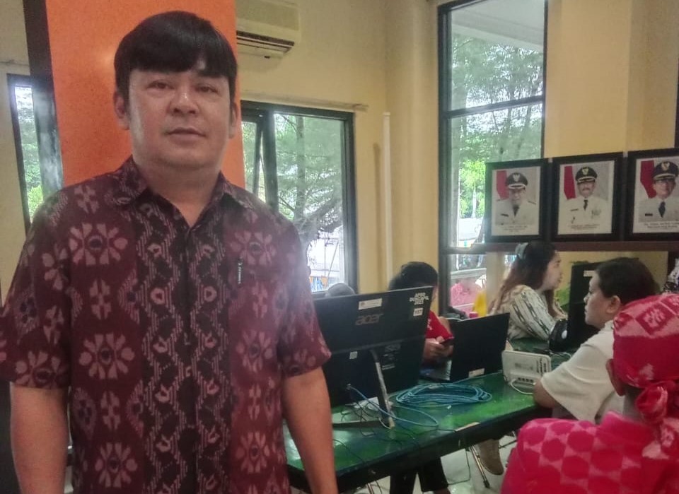 JURNAL LENTERA, PARIGI MOUTONG – Dinas Kependudukan dan Pencatatan Sipil (Disdukcapil) Kabupaten Parigi Moutong menggelar pelayanan pengaktifan KTP Elektronik yang berlangsung sehari dalam rangka memperingati Hari Pendidikan Nasional (Hardiknas) di ruang lobi Kantor Bupati setempat, Kamis, 2 Mei 2024.