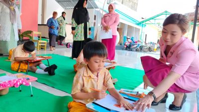 Peringatan Hardiknas, Siswa dan Siswi TK Kemala Bhayangkari Banggai Ikuti Lomba Mewarnai
