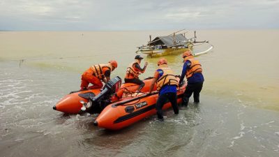 Pasca Banjir Bandang Sibalago-Seinjo, Relawan Gabungan Evakuasi Warga di Perumahan Nelayan Menggunakan Perahu Karet