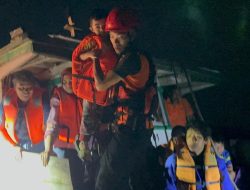 Tim SAR Gabungan Evakuasi 25 Penumpang Kapal di Perairan Banggai Laut