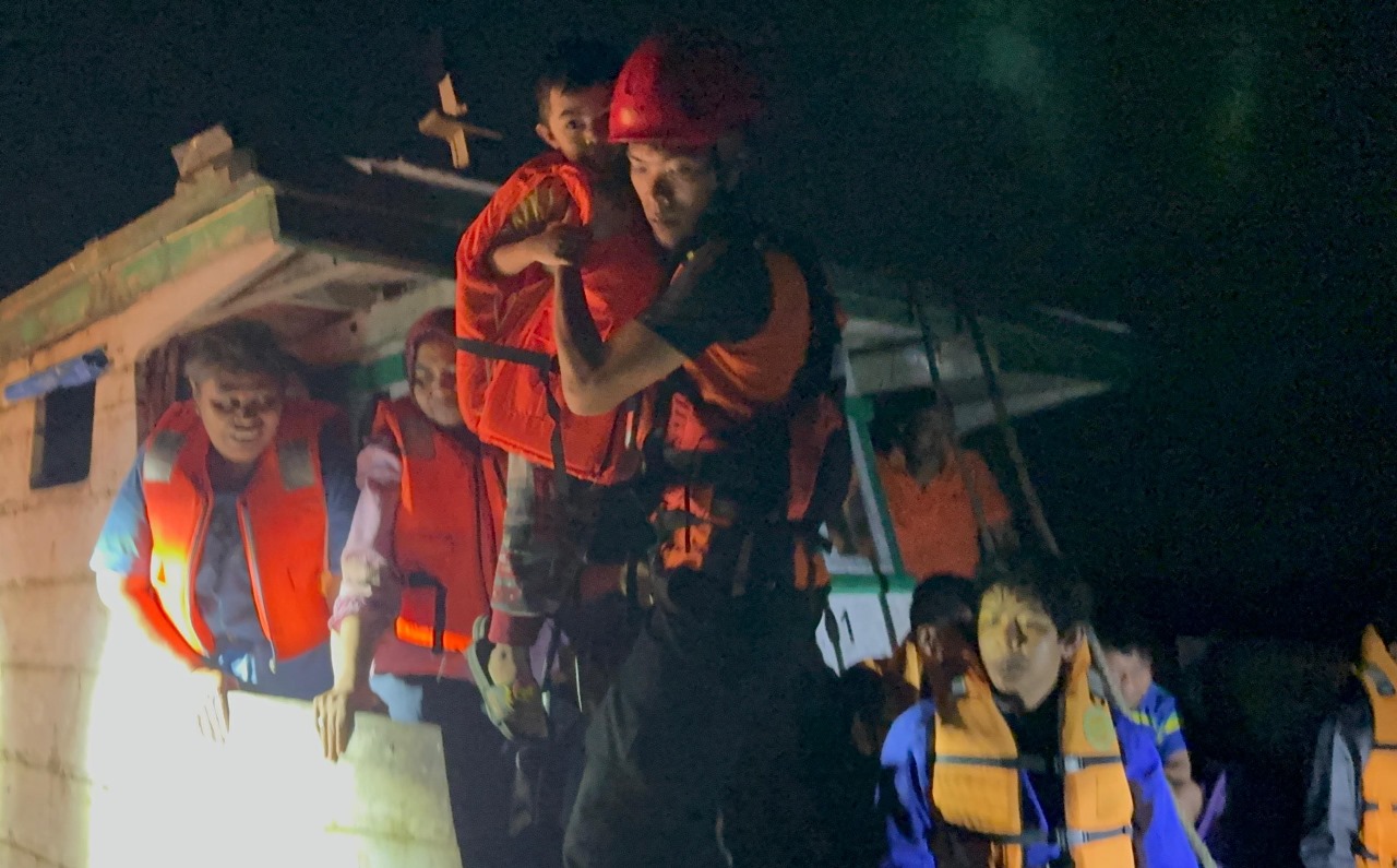Tim SAR Gabungan Evakuasi 25 Penumpang Kapal di Perairan Banggai Laut