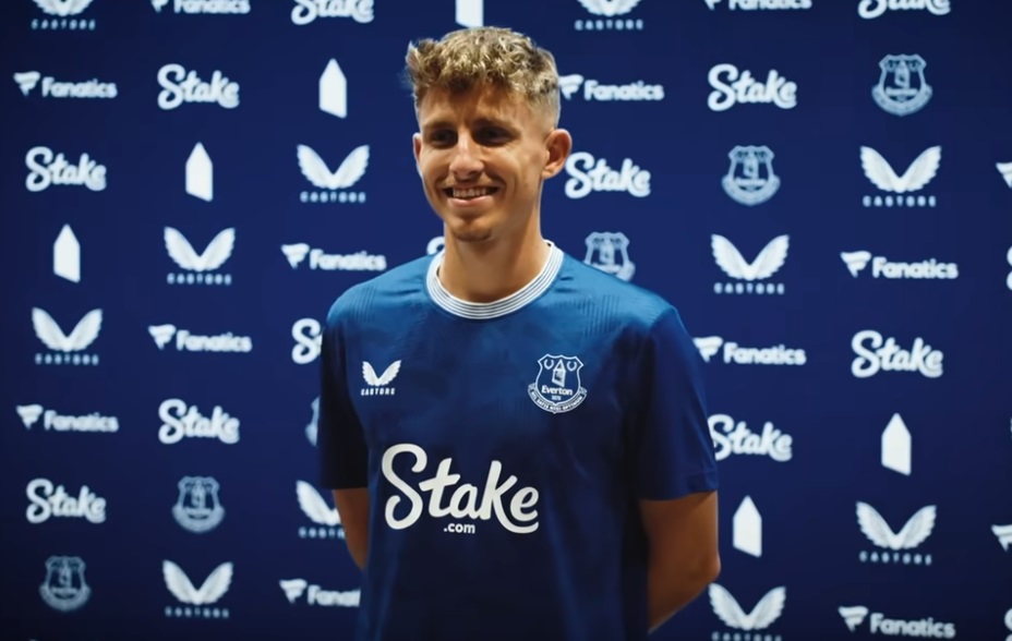 Everton Pinjam Jesper Lindstrom dari Napoli