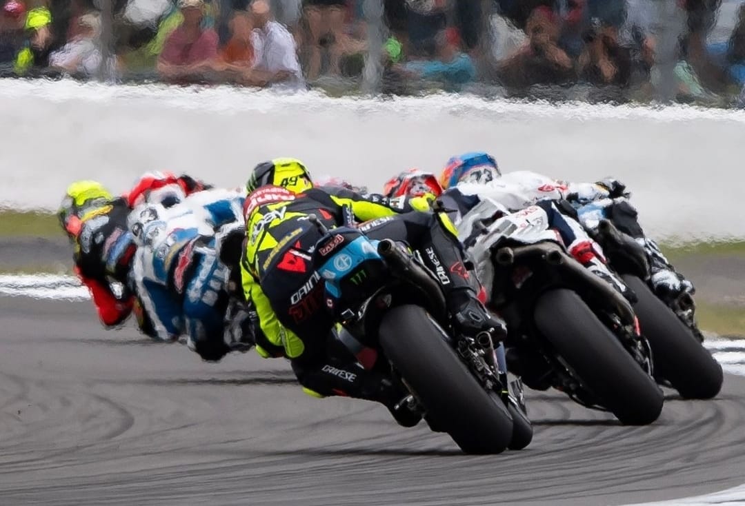 Skill Di Giannantonio Dipuji Alex Marquez, Cosplay Jadi Valentino Rossi di GP Inggris 2024