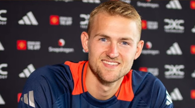 MU Tuntaskan Transfer Matthijs de Ligt dan Noussair Mazraoui