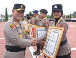 Polda Sulteng Beri Penghargaan Delapan Personel dan Tiga Mahasiswa Berprestasi
