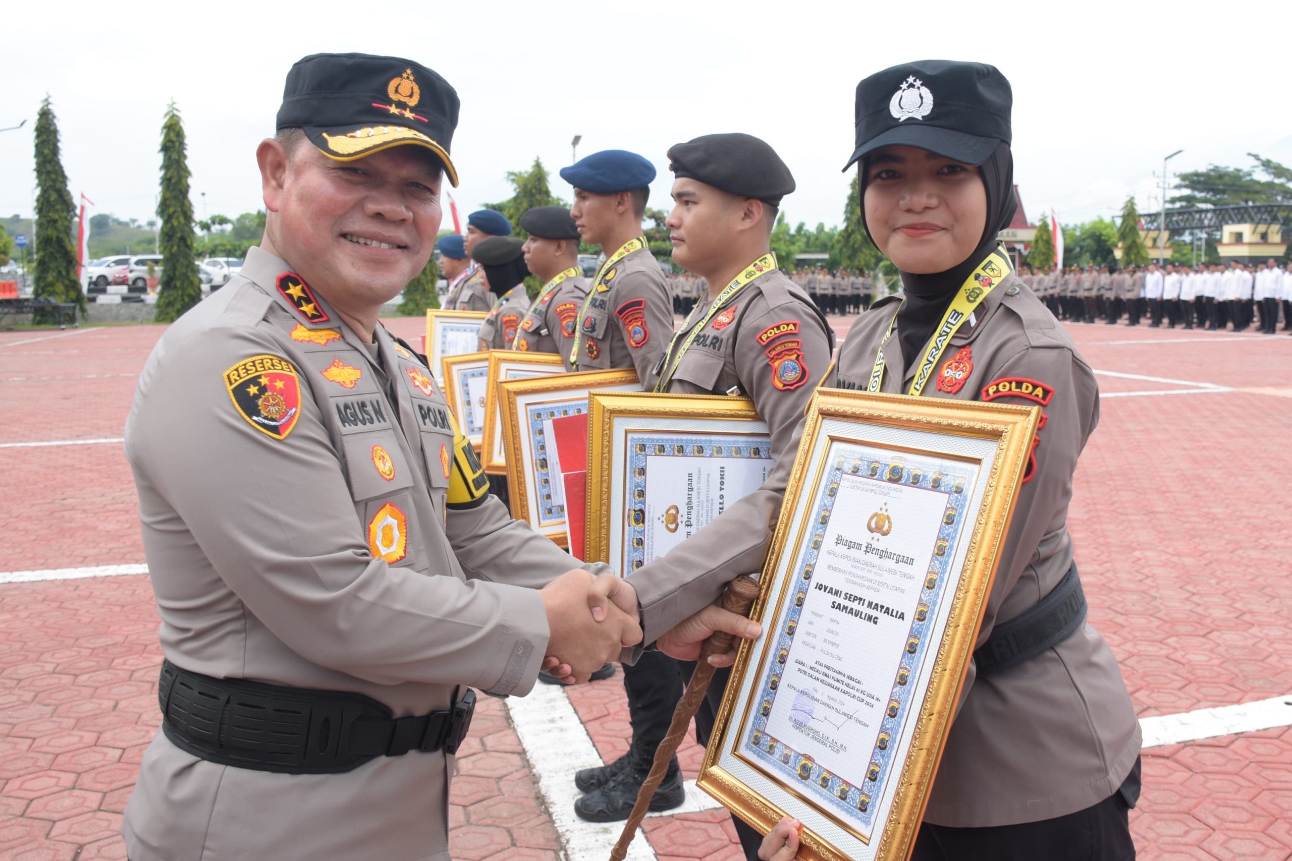Polda Sulteng Beri Penghargaan Delapan Personel dan Tiga Mahasiswa Berprestasi