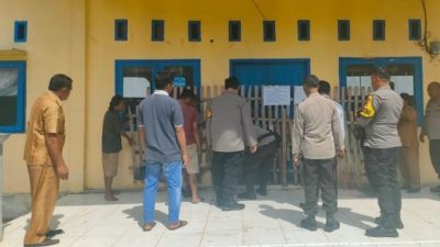 Warga Segel Kantor Desa Sialopa di Parigi Moutong