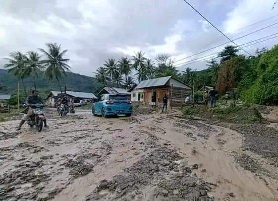 Tertutup Material Banjir, Jalur Penghubung Tiga Provinsi di Parigi Moutong Sulit Dilalui